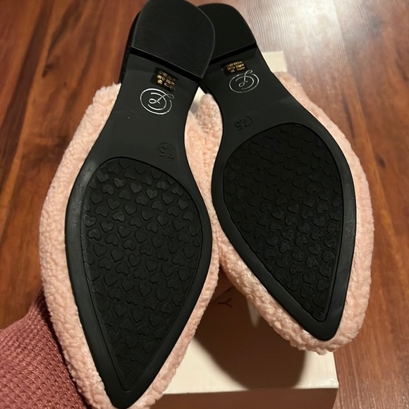 Pink Fluffy slip on sandals hard bottom, indoor/outdoor size 7.5 - Picture 5 of 6